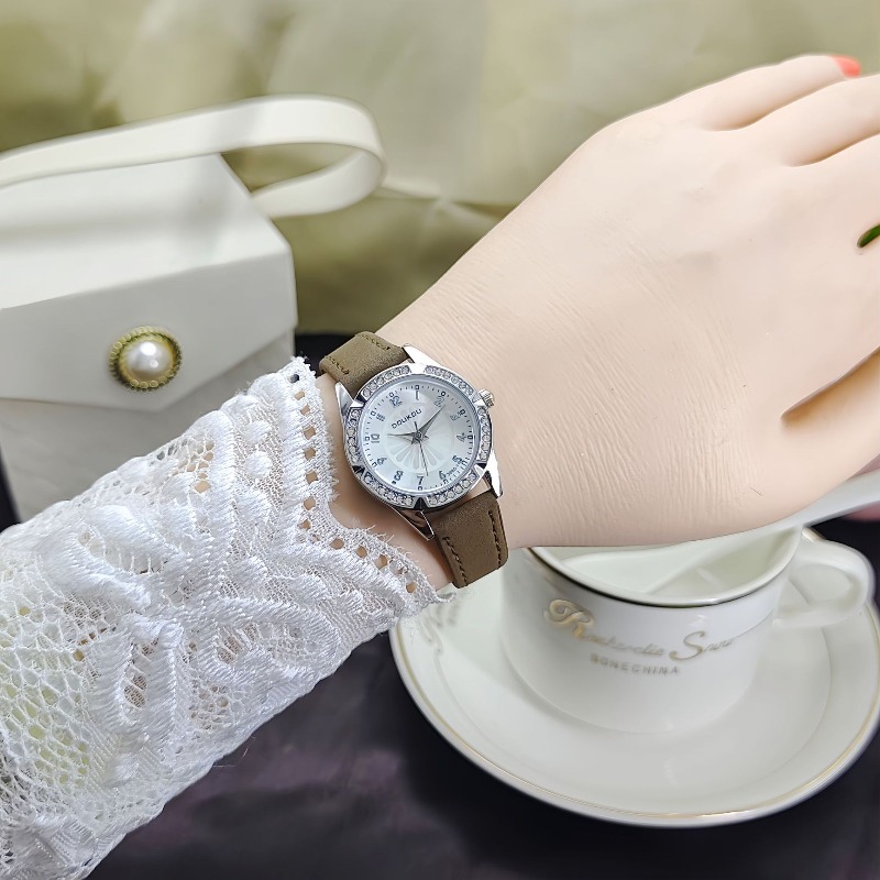 ساعات نسائية عصرية ساعة كوارتز - مراجعة Luxury Watch With Arabic Numerals وسعره