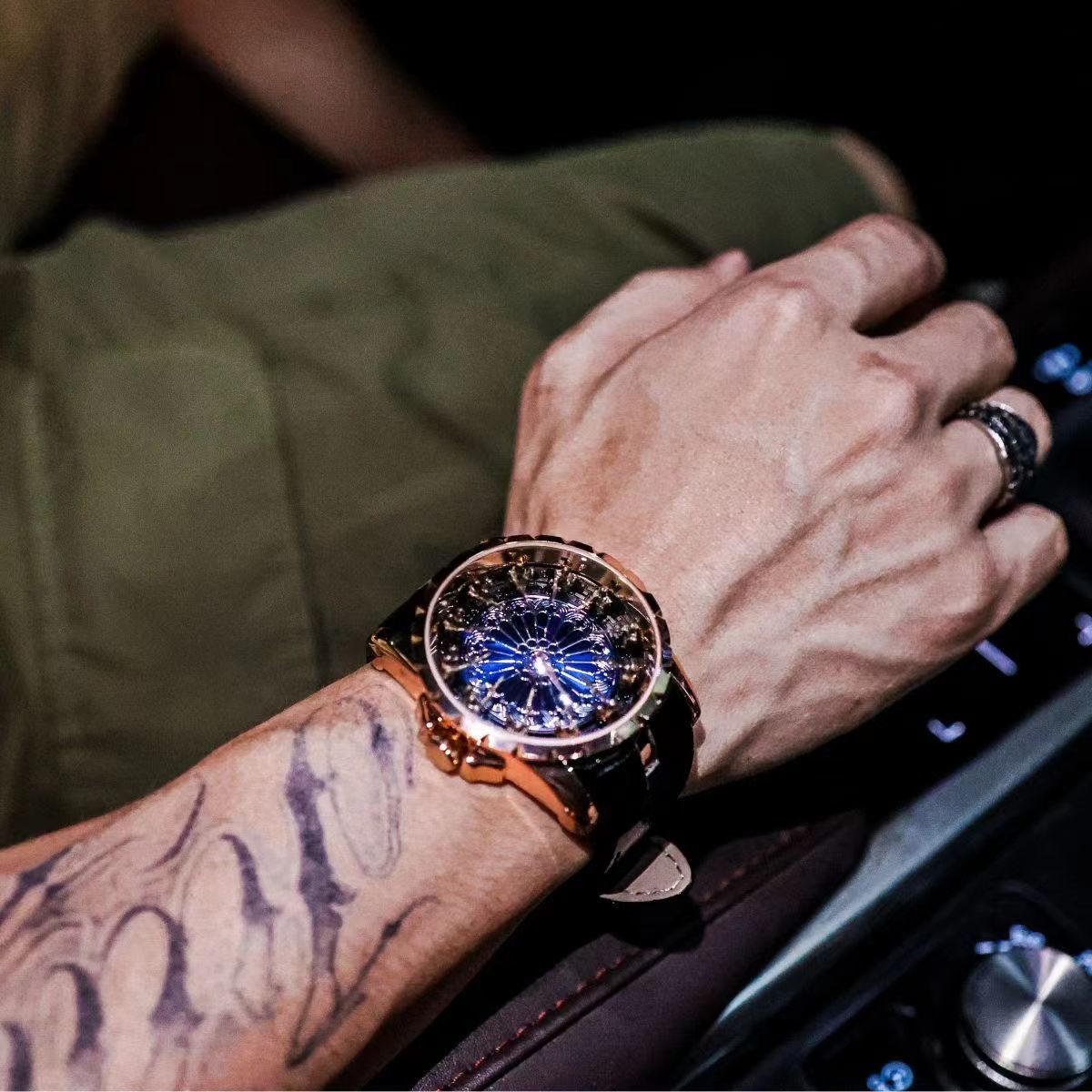 ساعة رجالية فاخرة بتصميم الثقب - مراجعة Table Watch Luxury وسعره