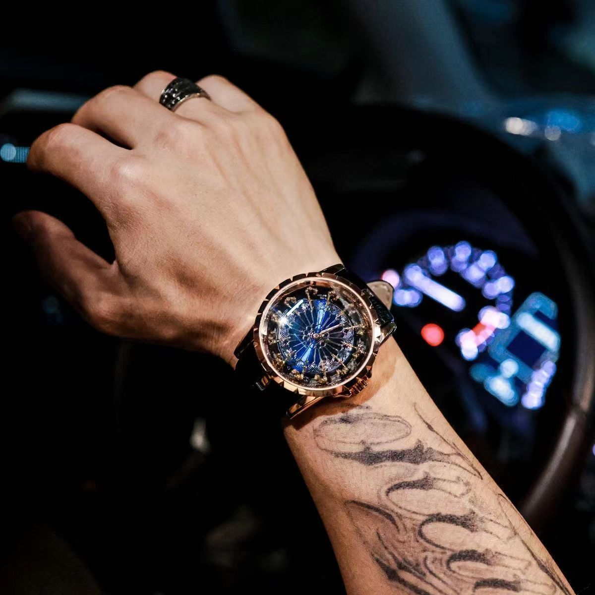 ساعة رجالية فاخرة بتصميم الثقب - مراجعة Table Watch Luxury وسعره